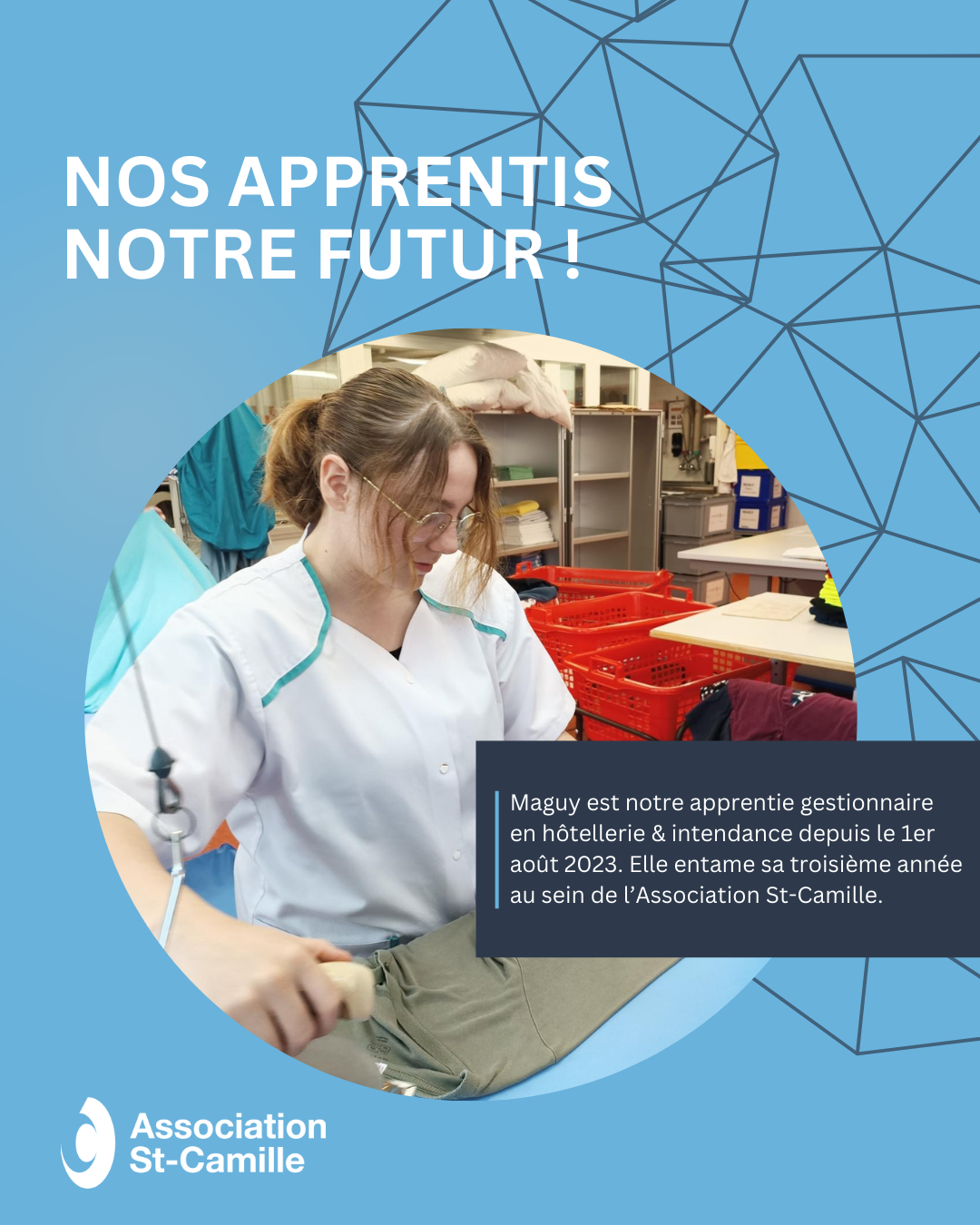 Apprentie Maguy, en formation à St Camille, concentrée sur le pliage précis d’un pantalon posé sur une table de travail, dans un environnement lumineux et ordonné.